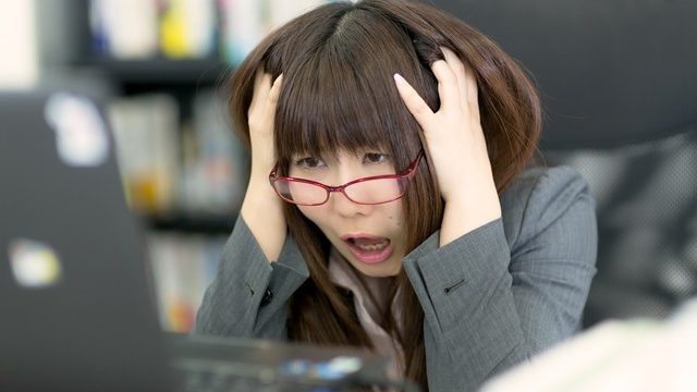 頭を抱える女性