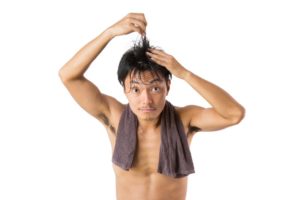 髪を乾かすか悩む男性