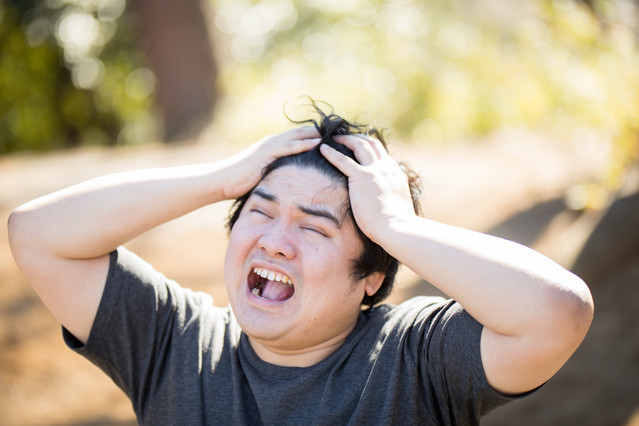 頭を抱える男性