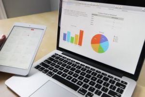 パソコンに表示されたグラフの画像