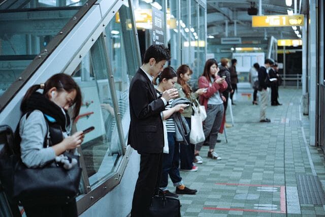 スマホをさわる人びと