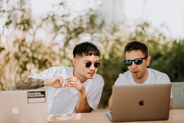 MacBookを使う二人の男性