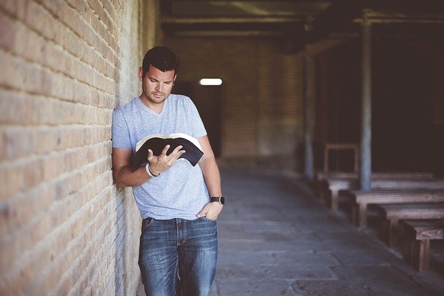 本を読む男性